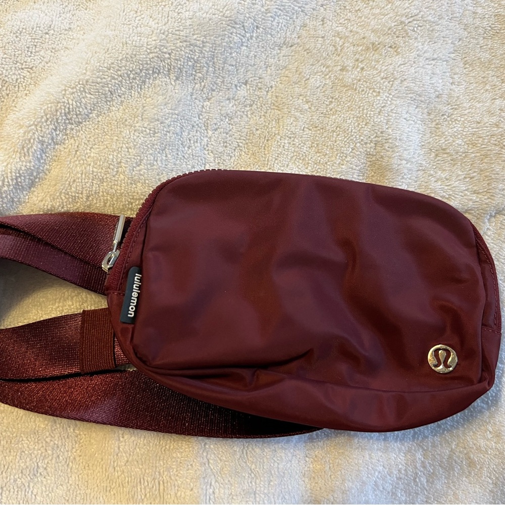 Lululemon belt bag, 1L, dark red/ merlot color